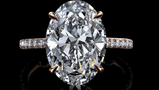 Кольцо с бриллиантом 